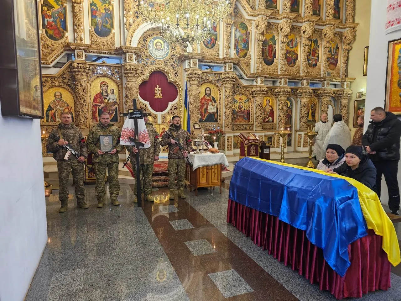 "Назавжди в строю": у Полтаві попрощалися з захисником, який загинув на Донеччині. Фото