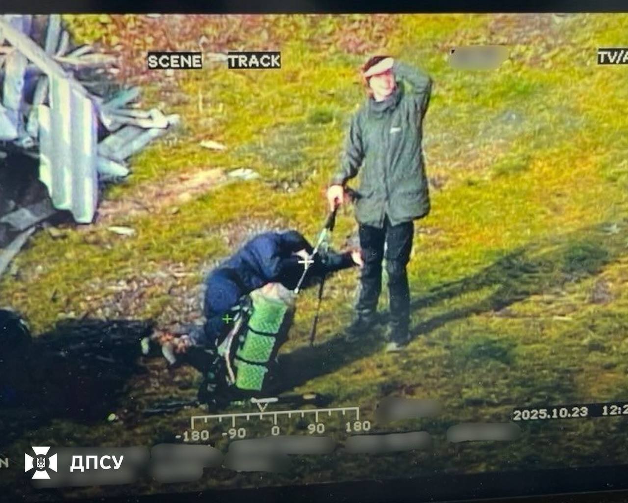 Хотіли потрапити до Румунії: прикордонники врятували чоловіків, які два дні блукали в горах. Фото