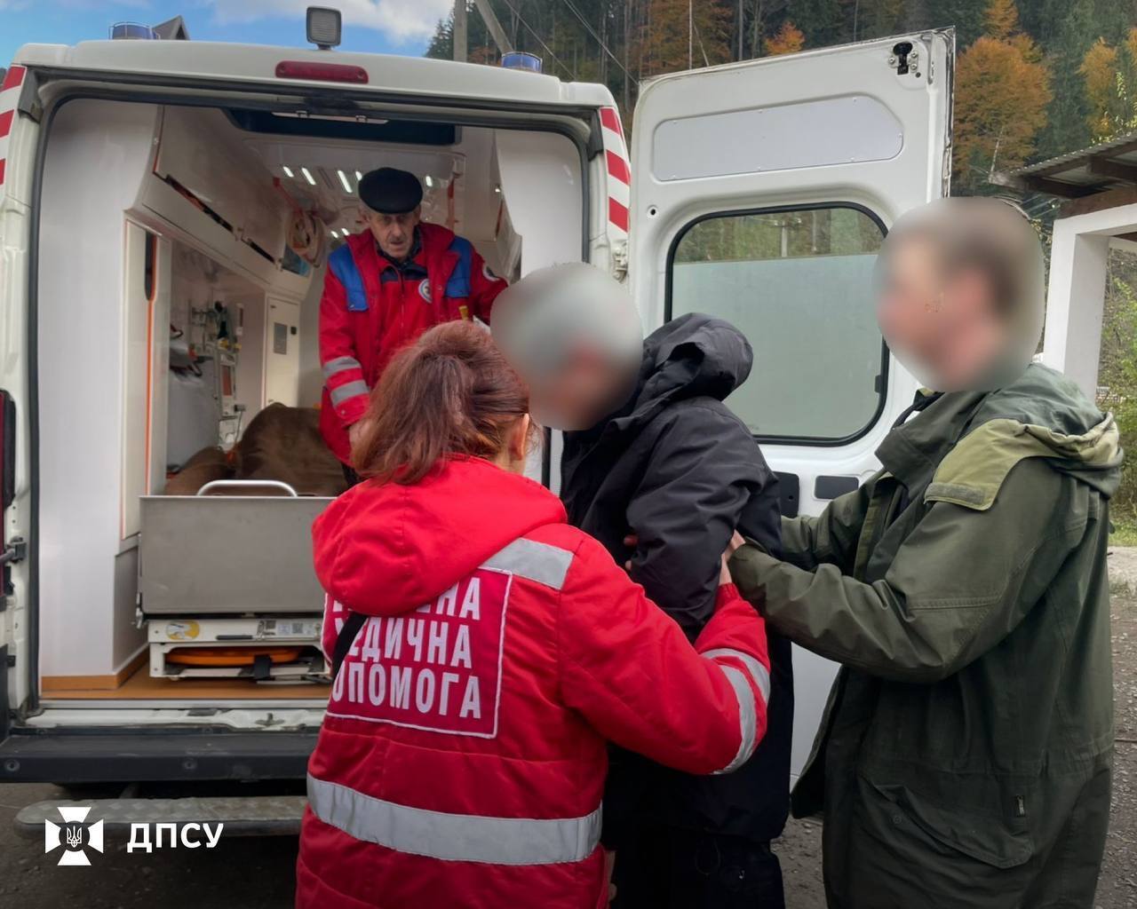 Хотіли потрапити до Румунії: прикордонники врятували чоловіків, які два дні блукали в горах. Фото