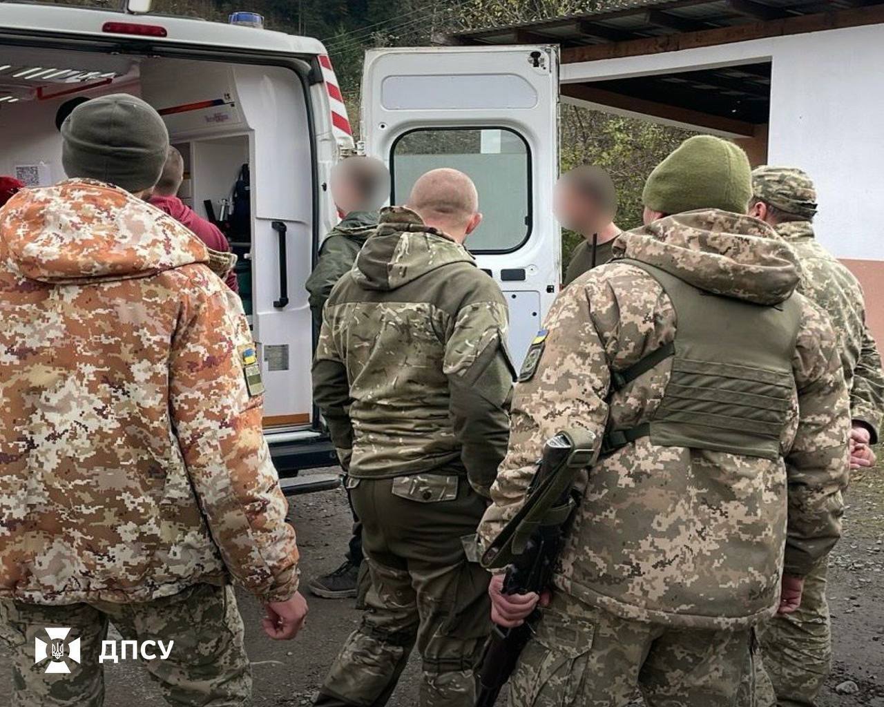 Хотіли потрапити до Румунії: прикордонники врятували чоловіків, які два дні блукали в горах. Фото