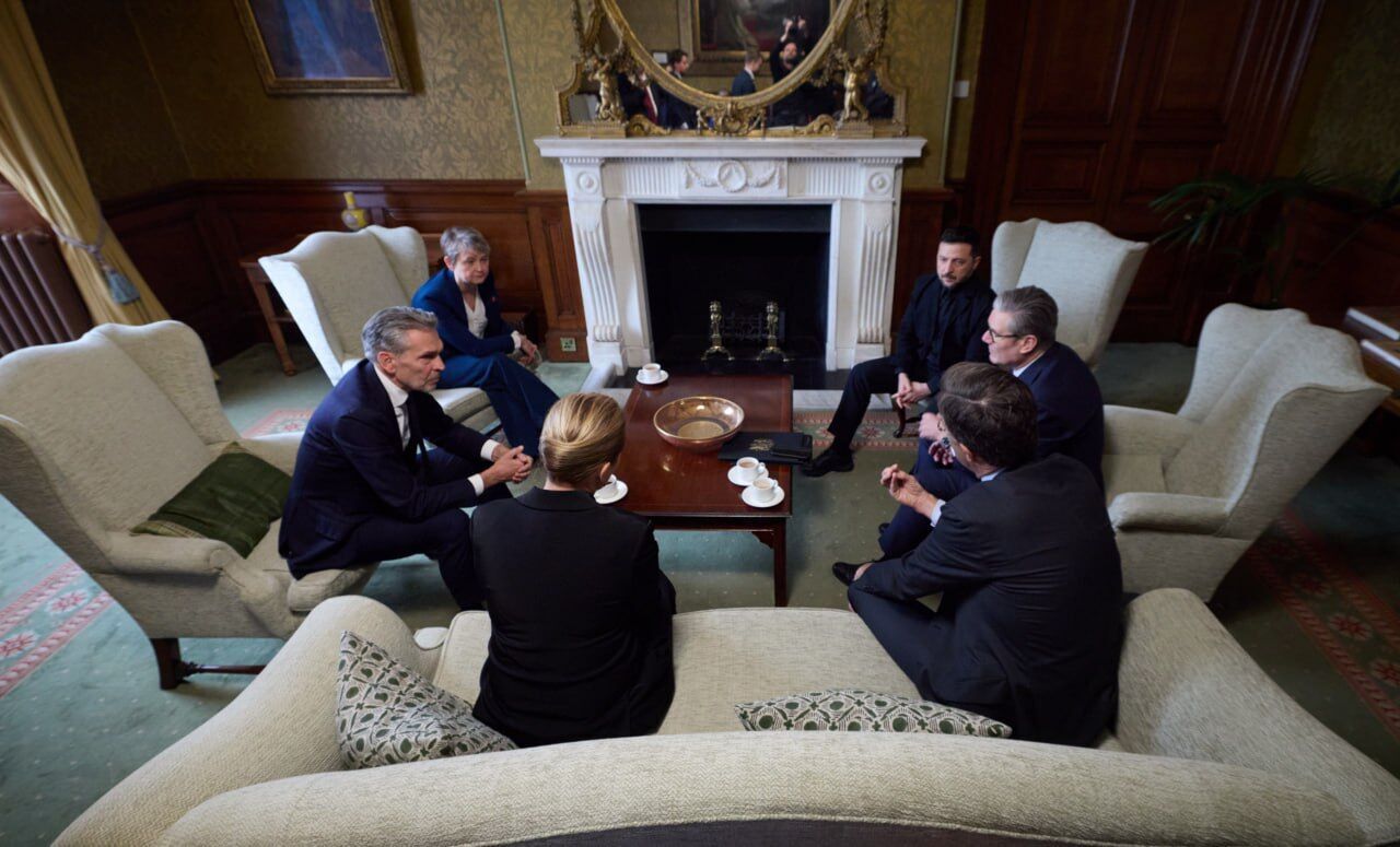 Зеленський відвідав Британію і зустрівся з королем Чарльзом III та прем'єром Стармером. Відео