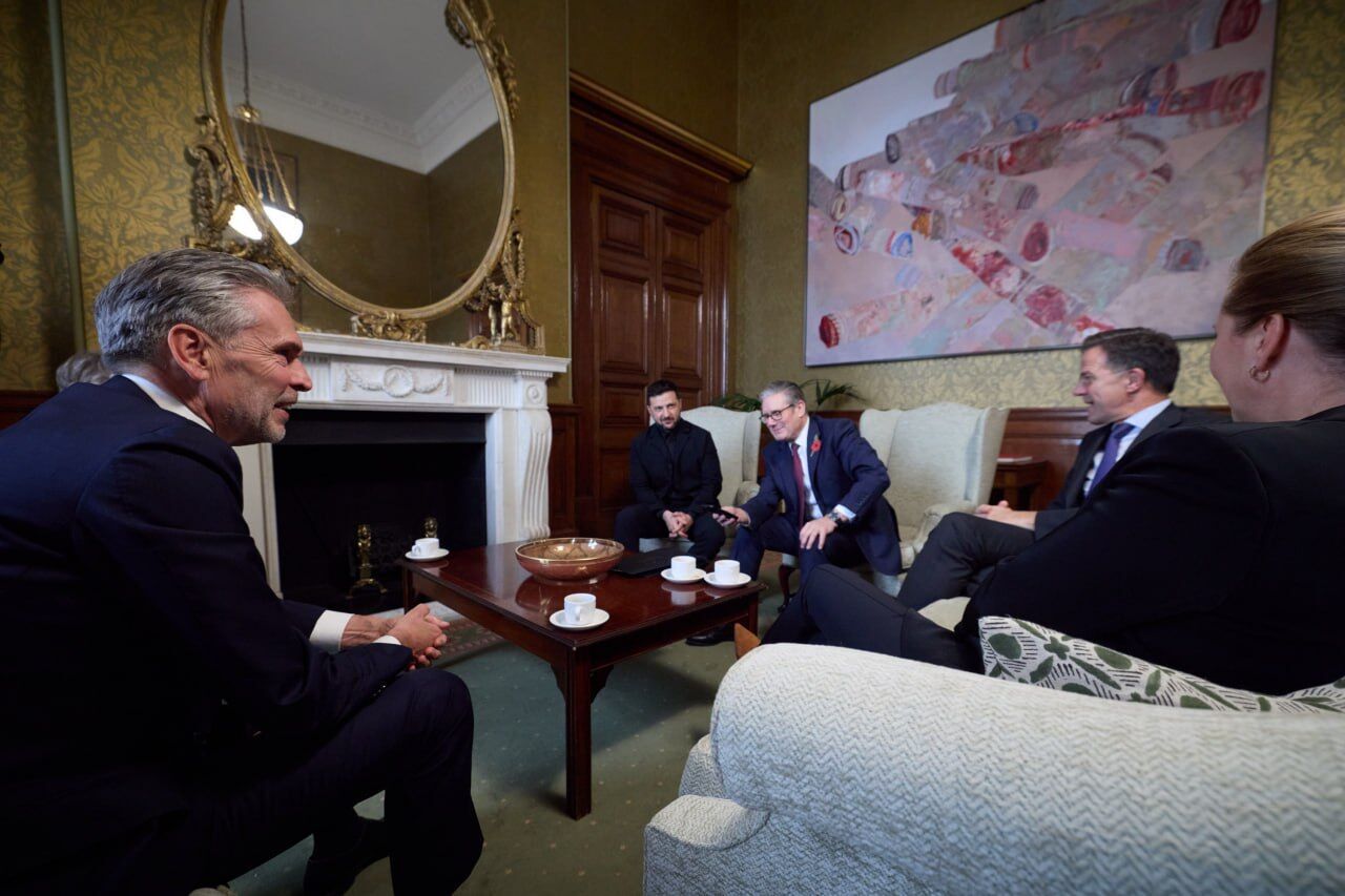 Зеленський відвідав Британію і зустрівся з королем Чарльзом III та прем'єром Стармером. Відео