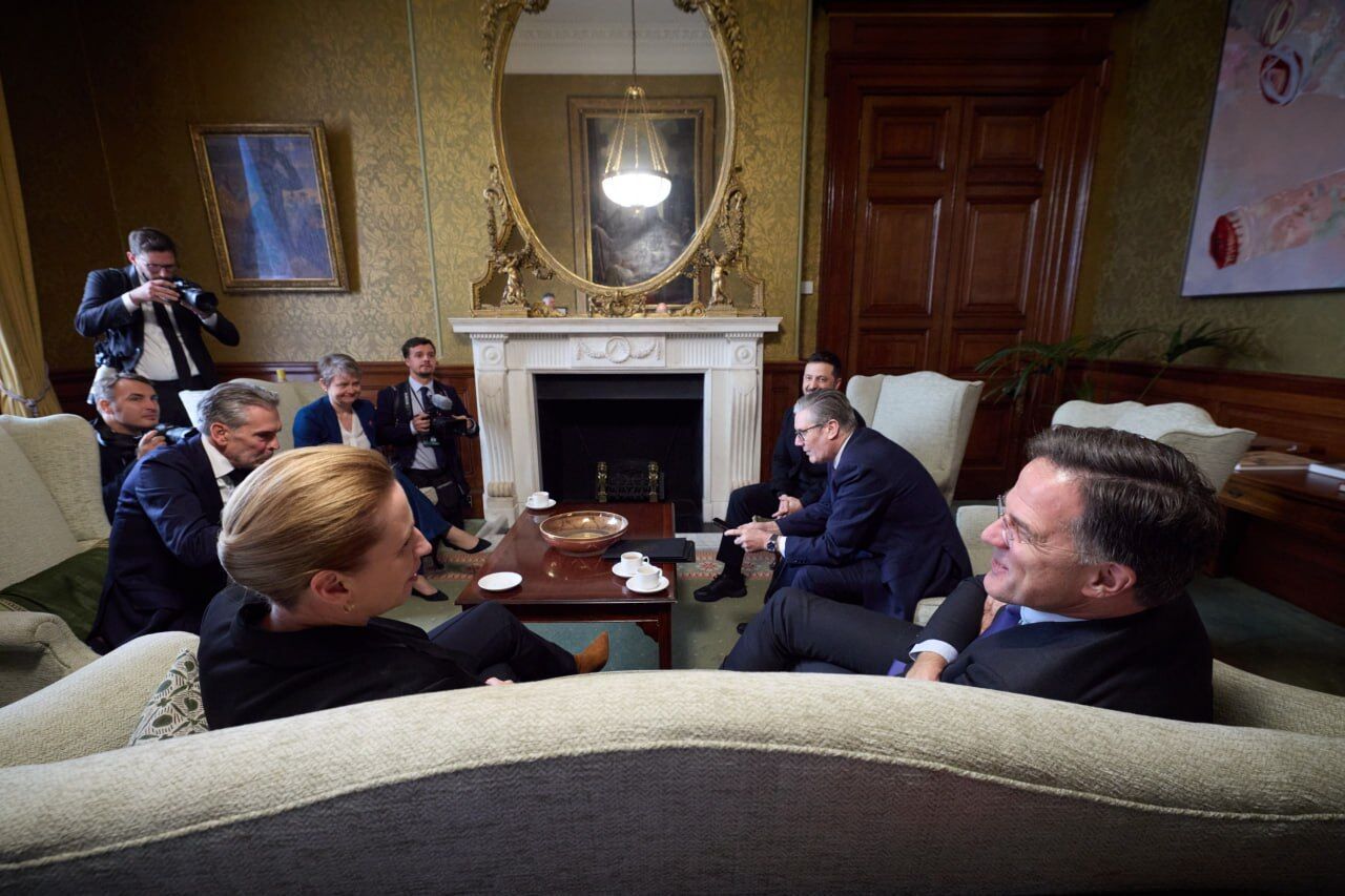 Зеленський відвідав Британію і зустрівся з королем Чарльзом III та прем'єром Стармером. Відео