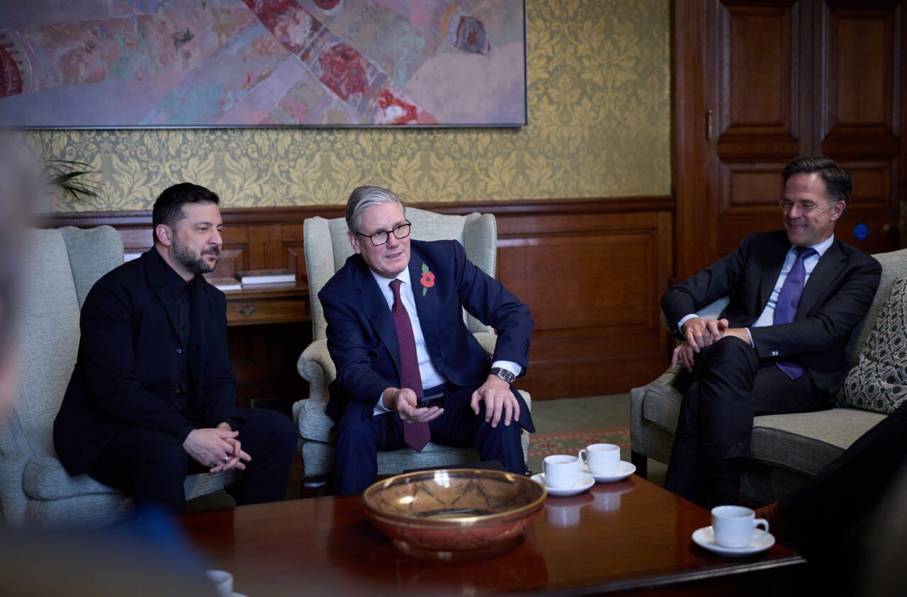 Зеленський відвідав Британію і зустрівся з королем Чарльзом III та прем'єром Стармером. Відео