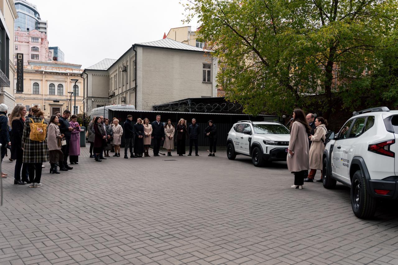 Швеция передала Украине автомобили для поддержки ветеранов и ВПЛ: какие громады их получат. Фото