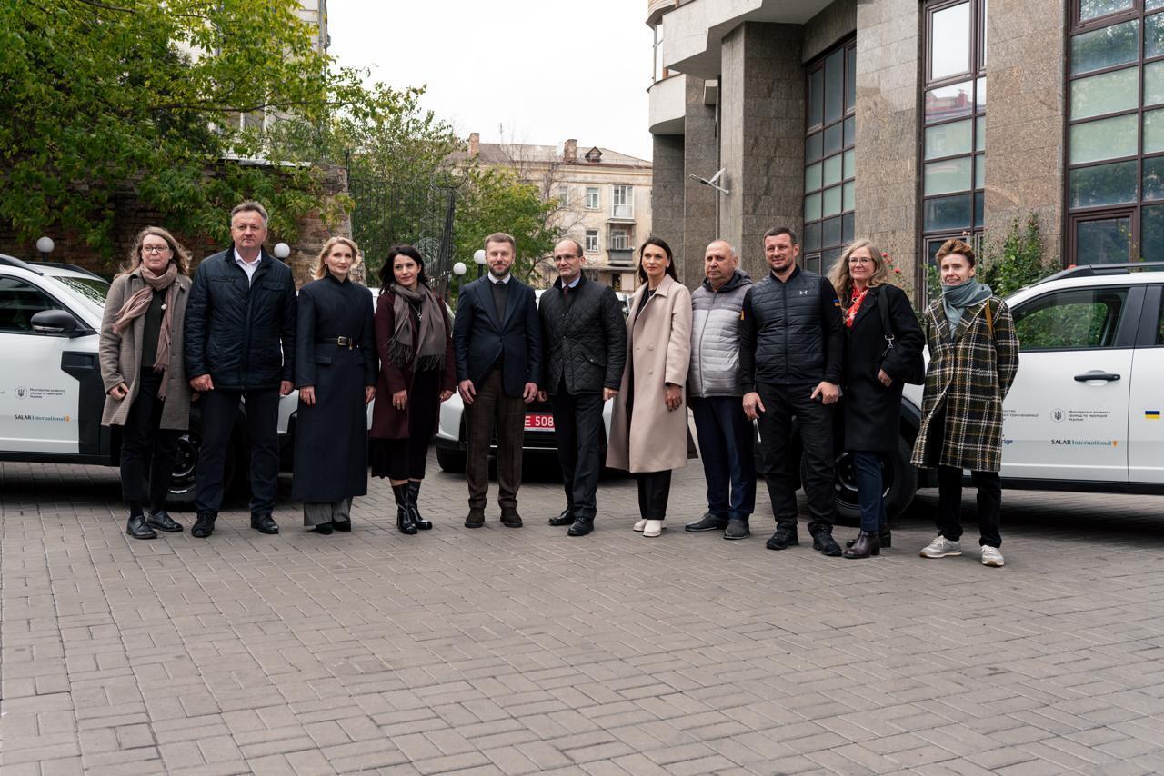 Швеция передала Украине автомобили для поддержки ветеранов и ВПЛ: какие громады их получат. Фото