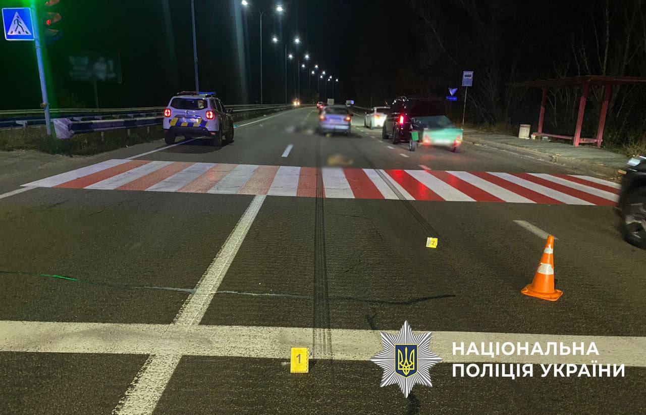 В Киеве на Оболони легковушка на переходе сбила насмерть женщину. Подробности ДТП и фото