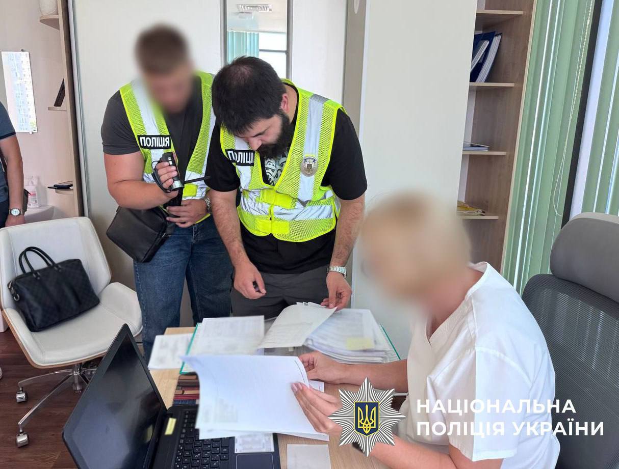 В Киеве полицейские помешали торговле ребенком: частная клиника хотела отдать иностранцам младенца. Подробности и фото