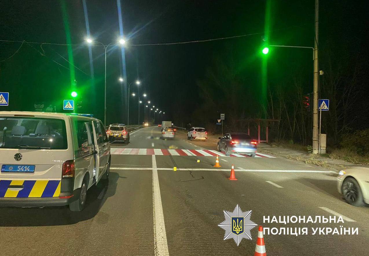 В Киеве на Оболони легковушка на переходе сбила насмерть женщину. Подробности ДТП и фото