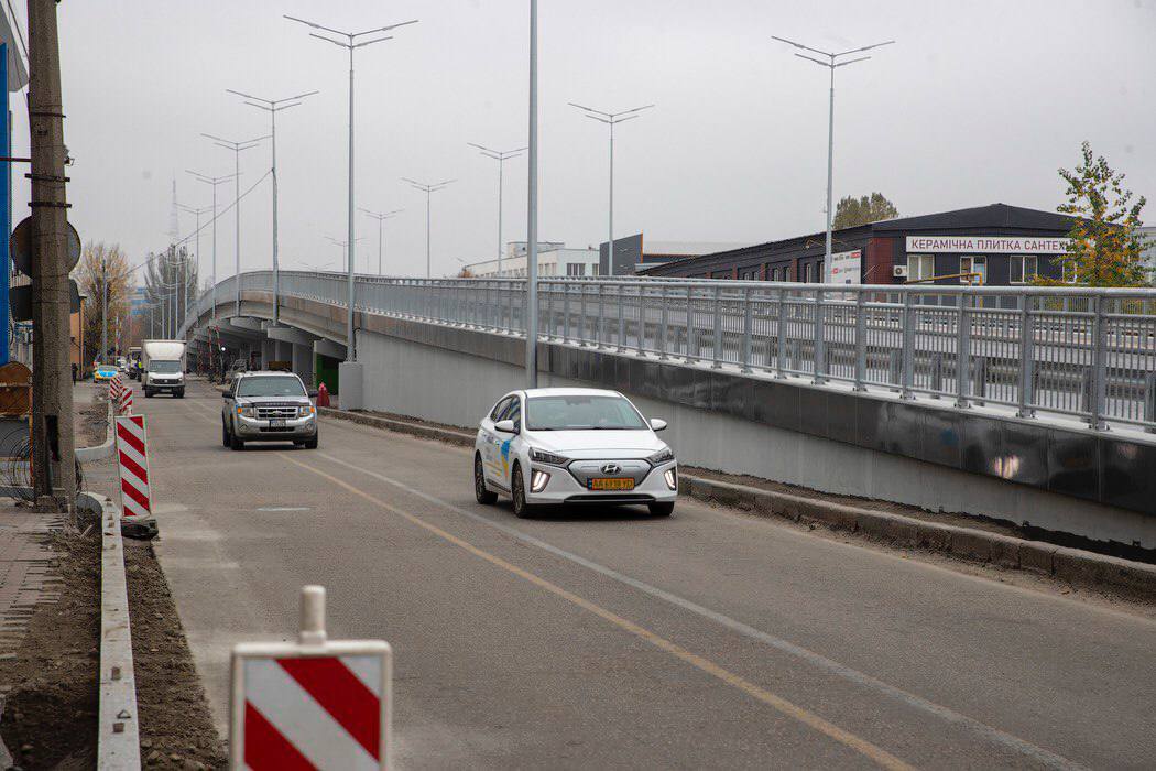 У Києві відкрили рух по відновленому мосту на вулиці Новокостянтинівській: Кличко розповів подробиці. Фото