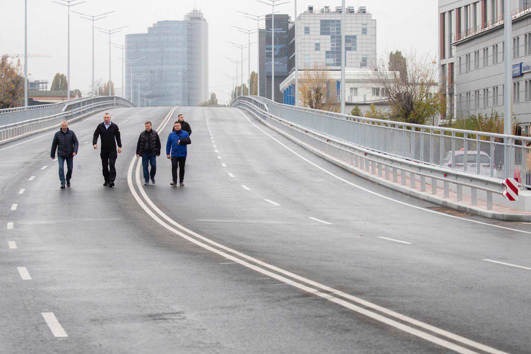 У Києві відкрили рух по відновленому мосту на вулиці Новокостянтинівській: Кличко розповів подробиці. Фото