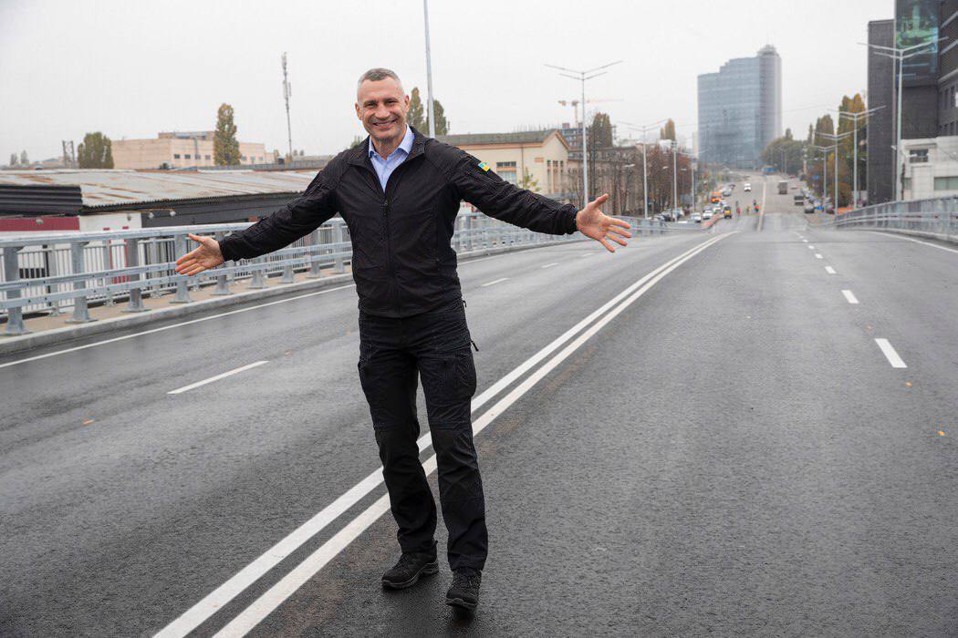 У Києві відкрили рух по відновленому мосту на вулиці Новокостянтинівській: Кличко розповів подробиці. Фото