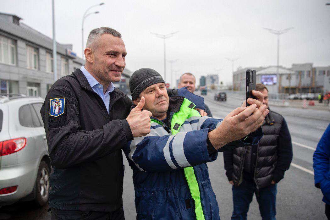 У Києві відкрили рух по відновленому мосту на вулиці Новокостянтинівській: Кличко розповів подробиці. Фото