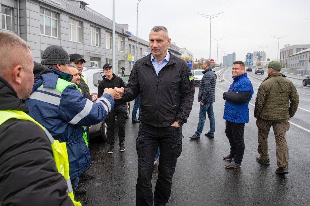 У Києві відкрили рух по відновленому мосту на вулиці Новокостянтинівській: Кличко розповів подробиці. Фото