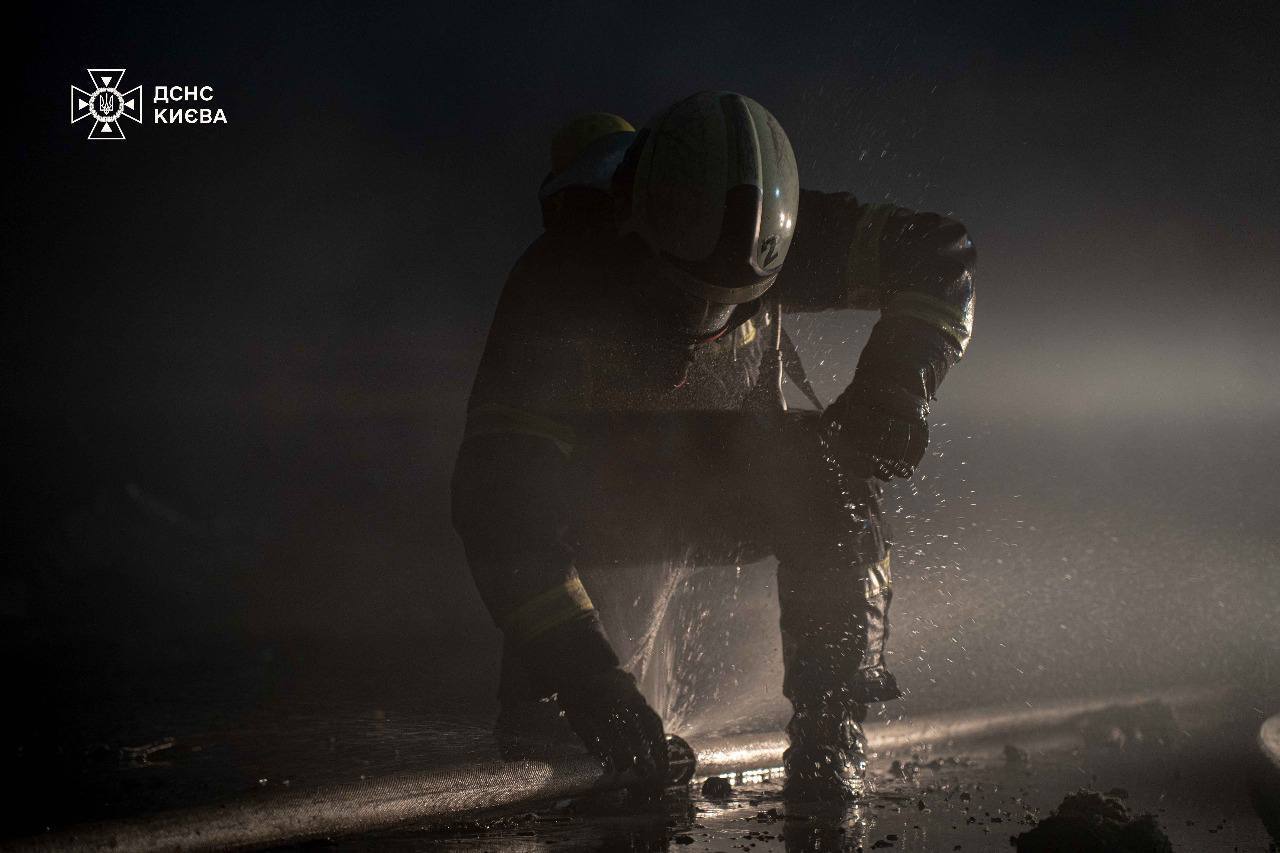 Россия атаковала Киев баллистикой: вспыхнули пожары, есть жертви, пострадали 13 человек. Фото