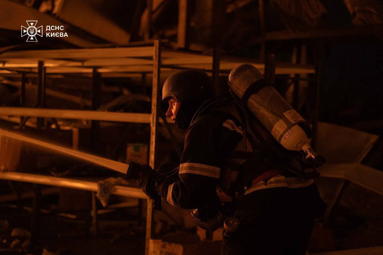 Россия атаковала Киев баллистикой: вспыхнули пожары, есть жертви, пострадали 13 человек. Фото