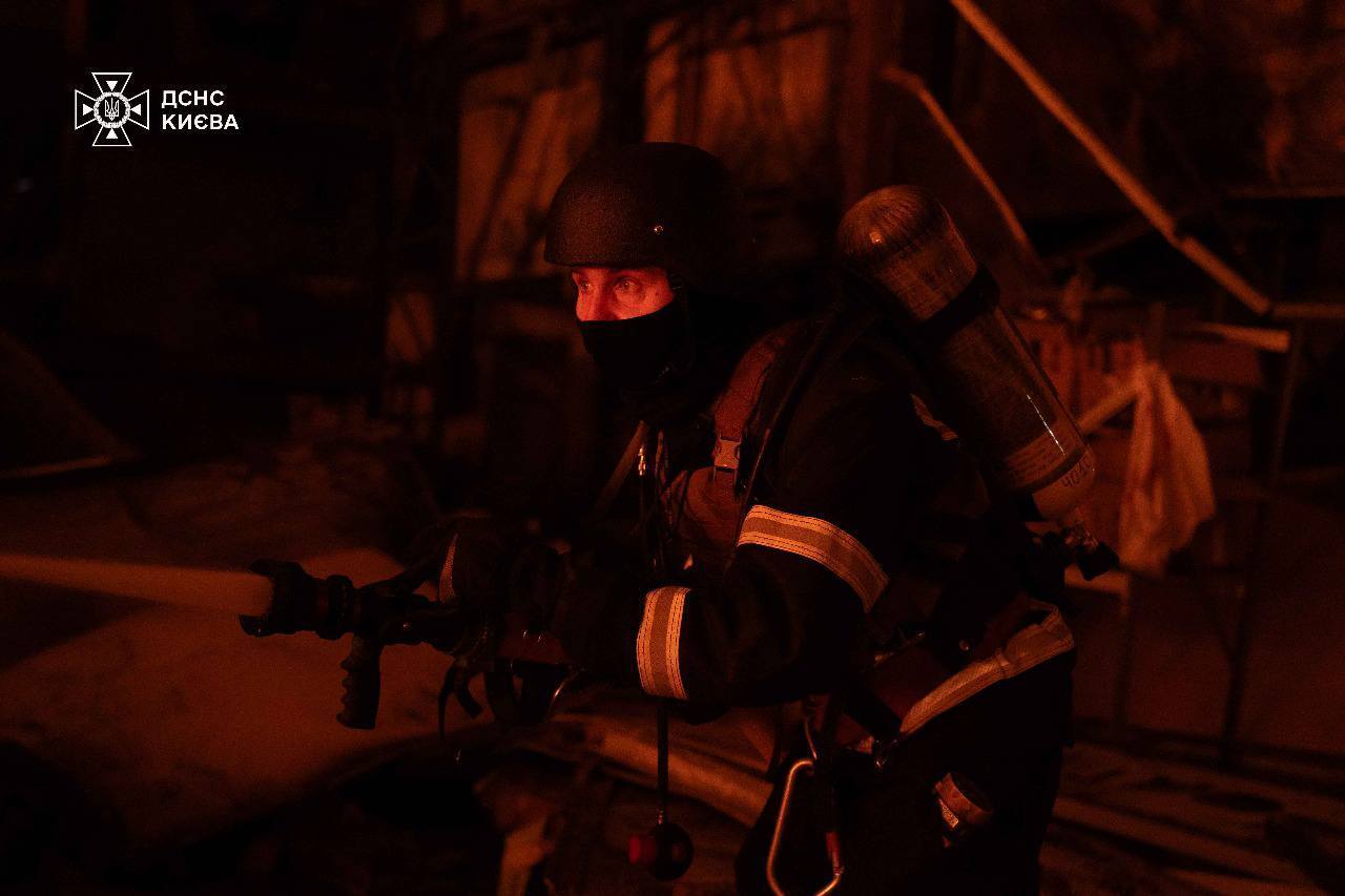 Россия атаковала Киев баллистикой: вспыхнули пожары, есть жертви, пострадали 13 человек. Фото