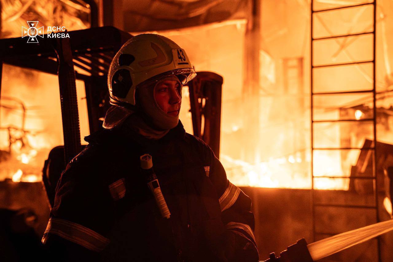 Россия атаковала Киев баллистикой: вспыхнули пожары, есть жертви, пострадали 13 человек. Фото