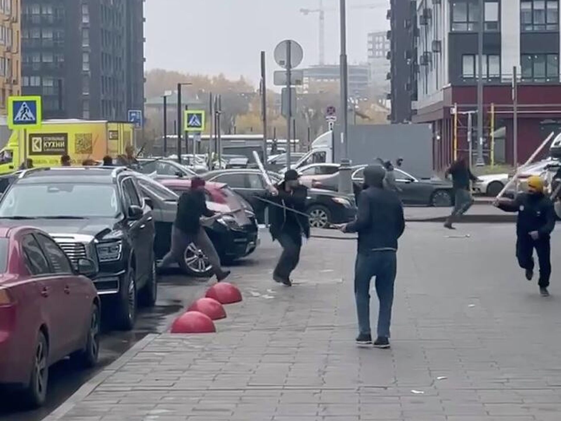 Камбек у 1990-ті: у Москві трудові мігранти влаштували масову бійку камінням з та палицями: є постраждалі. Відео