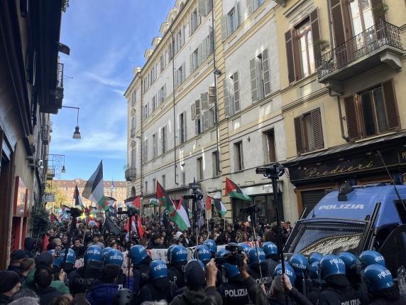 У Турині пропалестинська акція переросла у сутички з поліцією: є постраждалі з обох боків. Фото