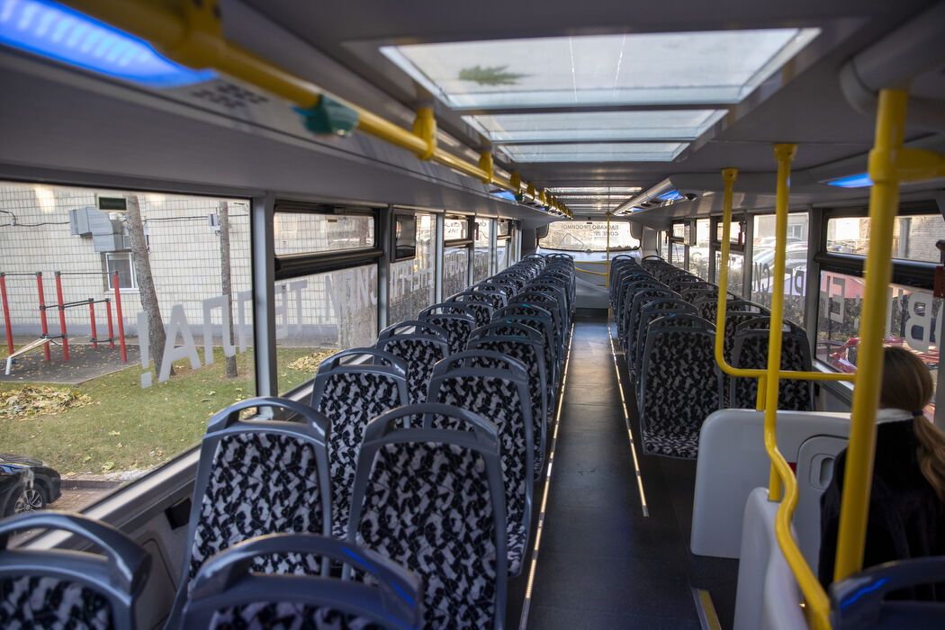 У Києві на вихідних курсуватиме двоповерховий німецький автобус: з панорамними вікнами та USB-портами. Фото та відео