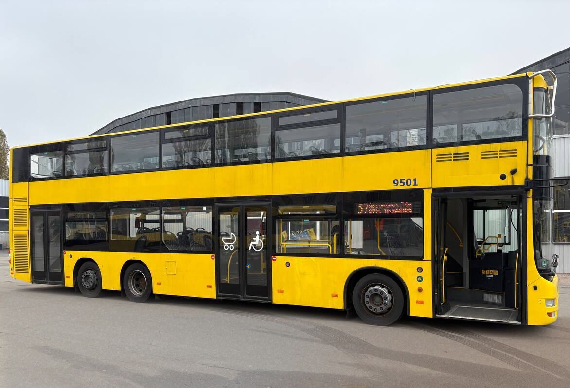 У Києві на вихідних курсуватиме двоповерховий німецький автобус: з панорамними вікнами та USB-портами. Фото та відео