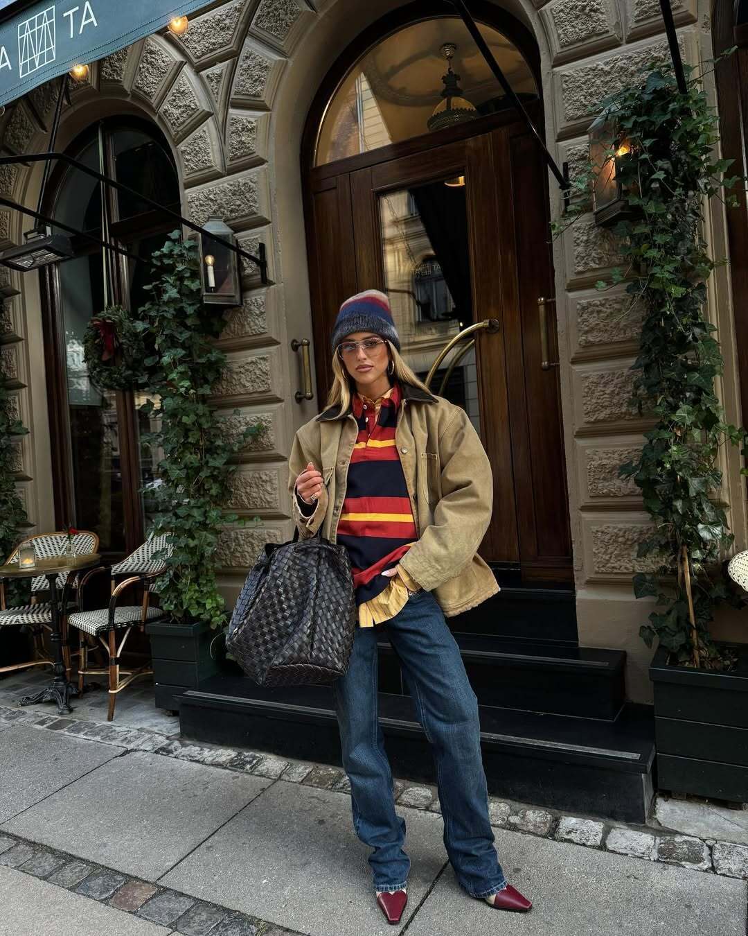 Ідеально пасує до джинсів чи суконь: названо наймодніший колір взуття осені 2025. Фото