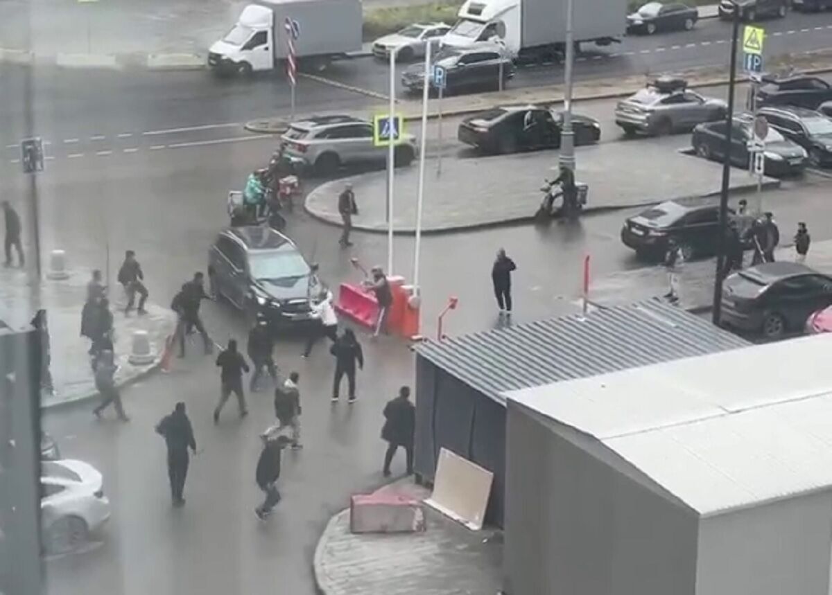 Камбек у 1990-ті: у Москві трудові мігранти влаштували масову бійку камінням з та палицями: є постраждалі. Відео