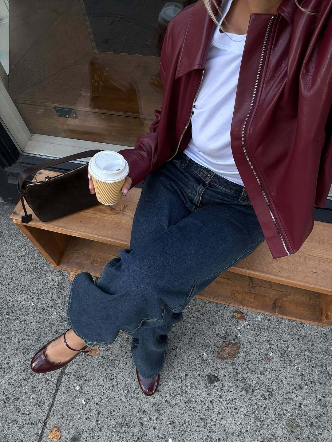 Ідеально пасує до джинсів чи суконь: названо наймодніший колір взуття осені 2025. Фото