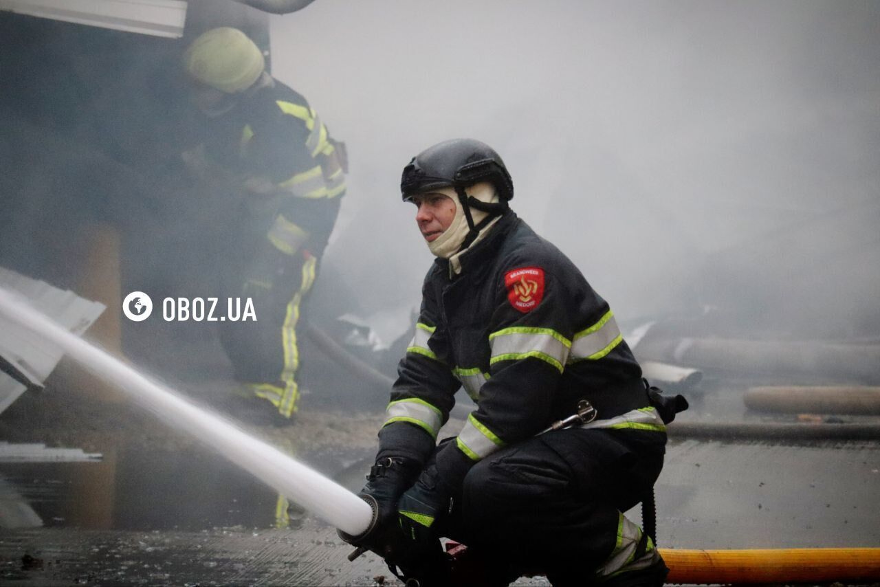 Потрощені будівлі, пожежі й дим: з'явились кадри наслідків терористичної атаки РФ на Троєщині. Фото та відео