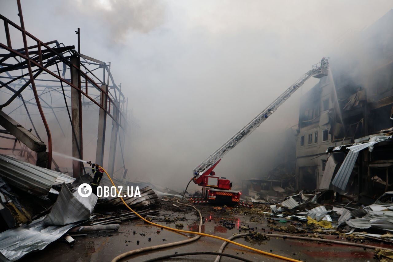 Потрощені будівлі, пожежі й дим: з'явились кадри наслідків терористичної атаки РФ на Троєщині. Фото та відео