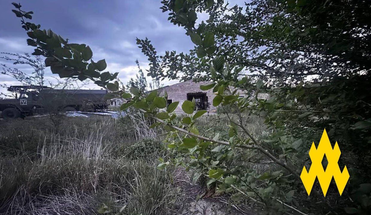 Агенти "Атеш" допомогли знищити ремонтну базу окупантів на Херсонщині: там було багато техніки. Фото