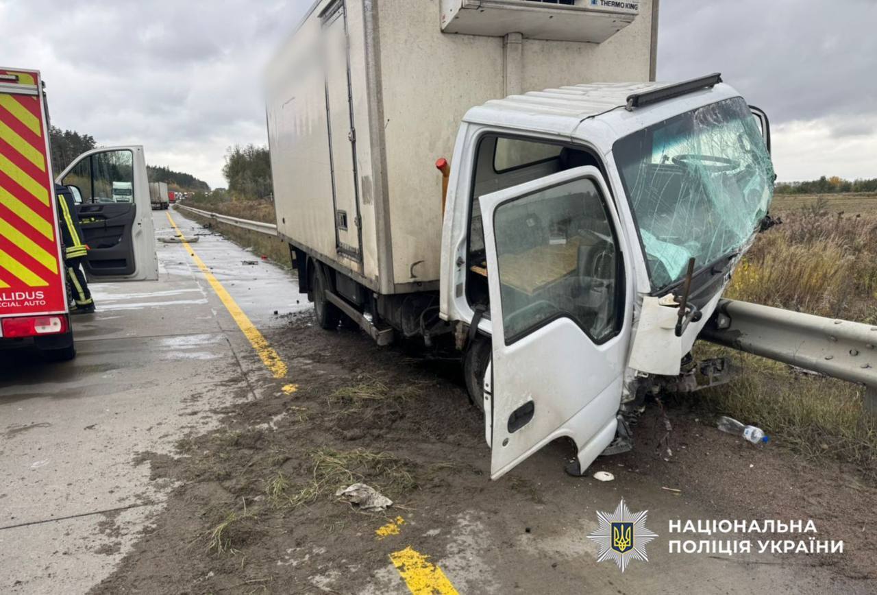 Возле Житомира столкнулись кроссовер и грузовик: пострадали два человека. Фото