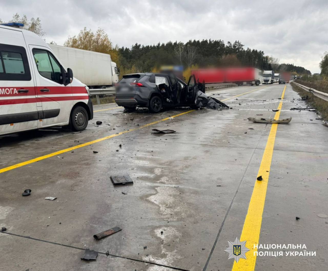 Возле Житомира столкнулись кроссовер и грузовик: пострадали два человека. Фото