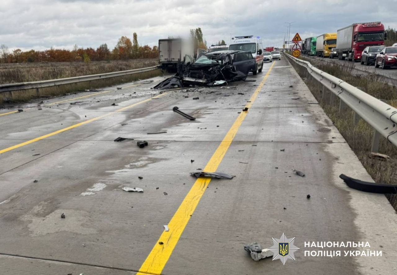 Возле Житомира столкнулись кроссовер и грузовик: пострадали два человека. Фото