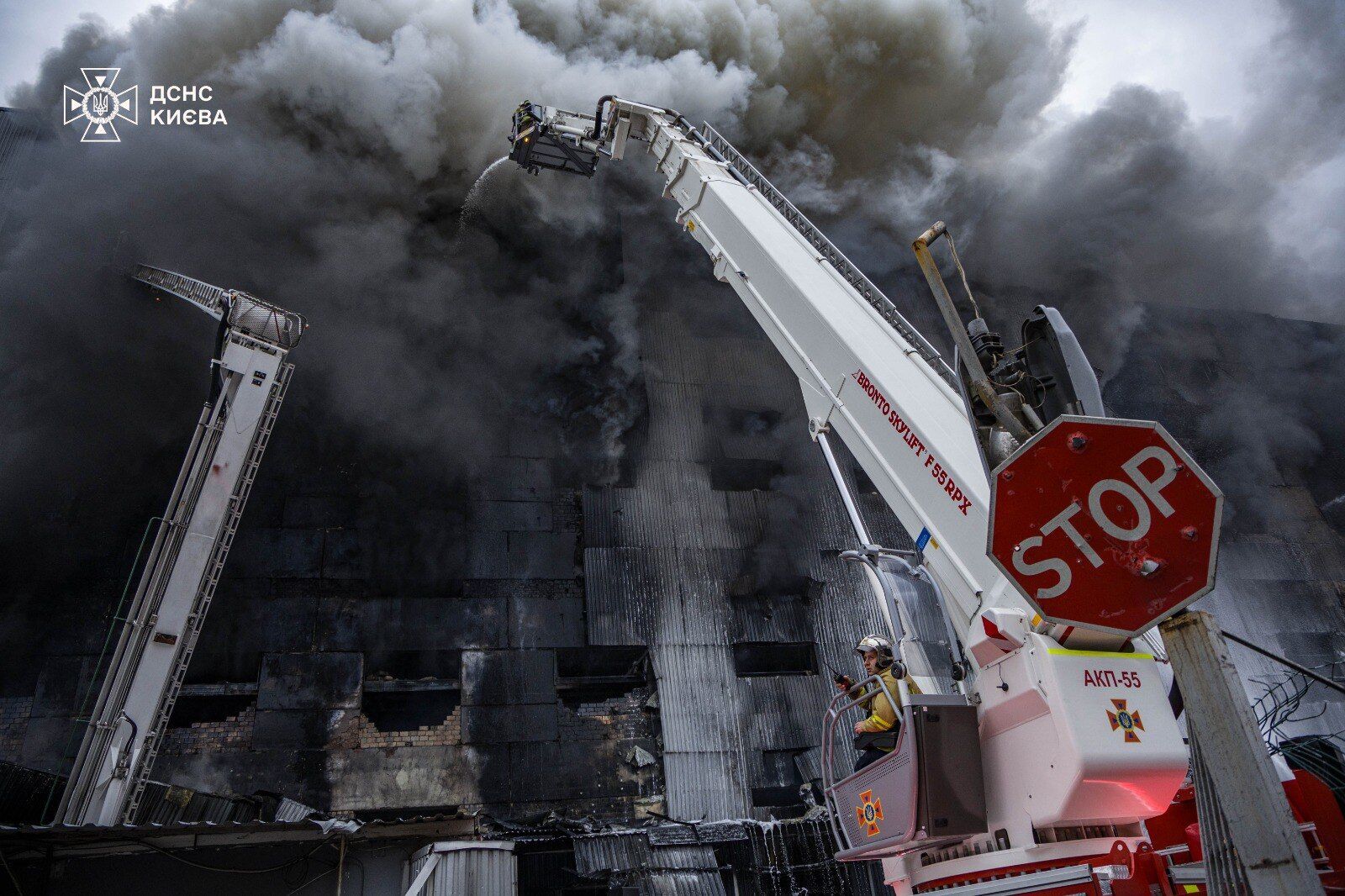 Россия атаковала Киев баллистикой: вспыхнули пожары, есть жертви, пострадали 13 человек. Фото