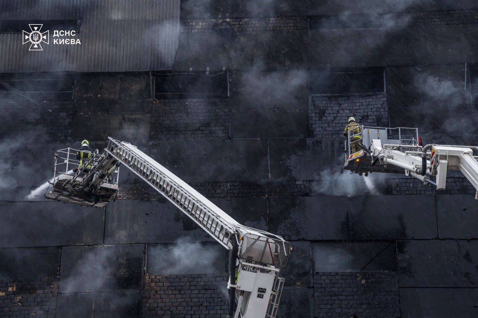 Россия атаковала Киев баллистикой: вспыхнули пожары, есть жертви, пострадали 13 человек. Фото