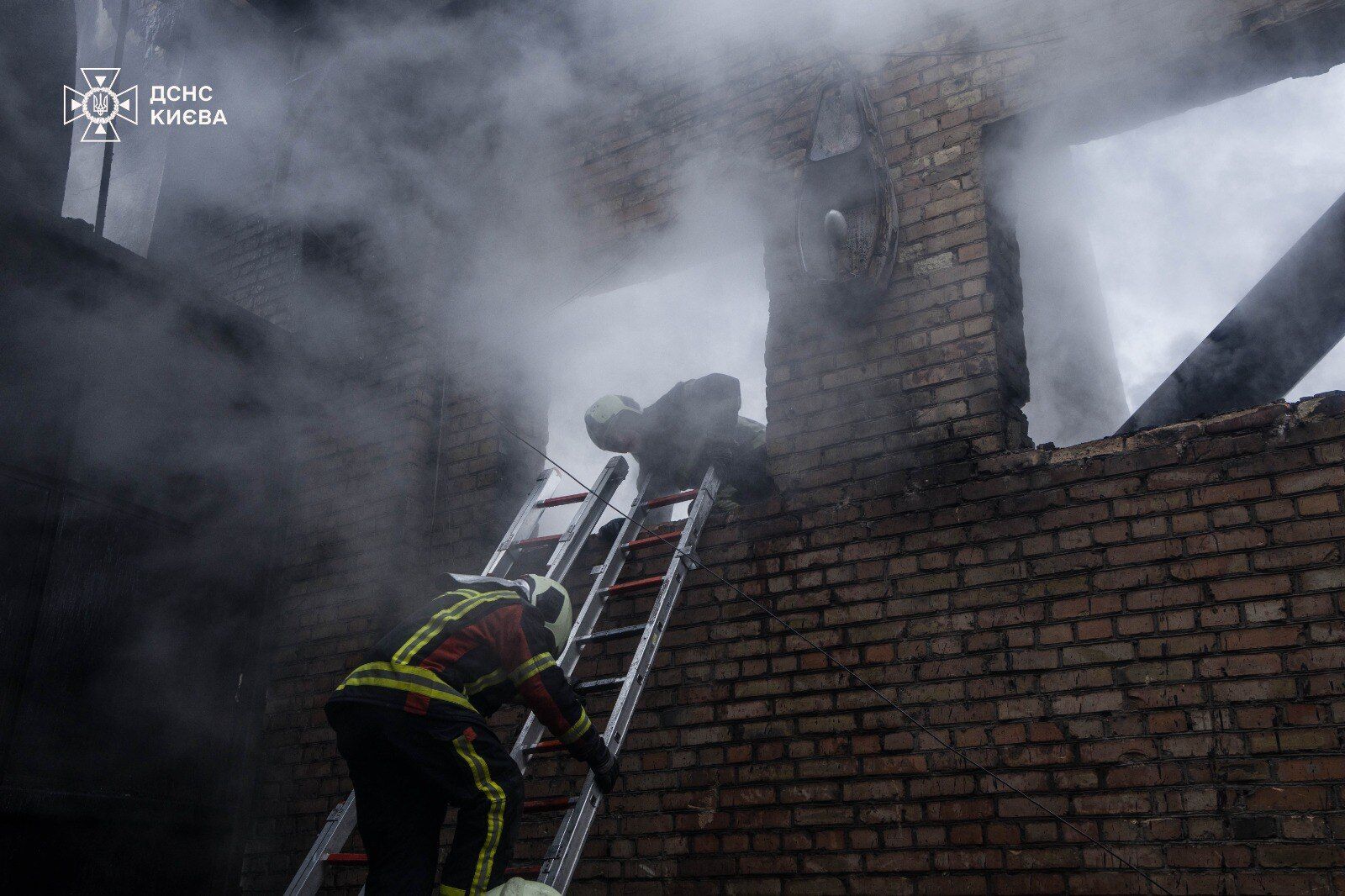 Россия атаковала Киев баллистикой: вспыхнули пожары, есть жертви, пострадали 13 человек. Фото