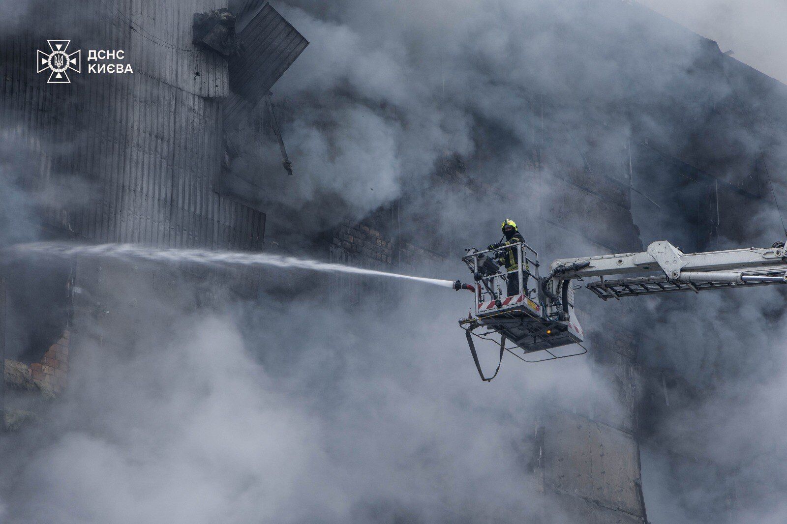 Россия атаковала Киев баллистикой: вспыхнули пожары, есть жертви, пострадали 13 человек. Фото