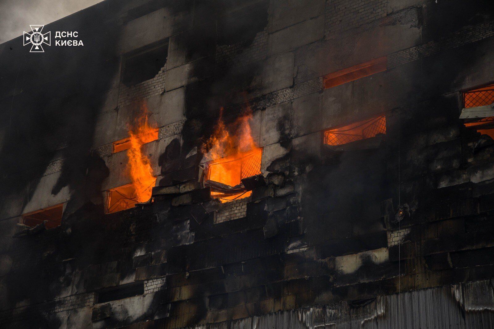 Россия атаковала Киев баллистикой: вспыхнули пожары, есть жертви, пострадали 13 человек. Фото