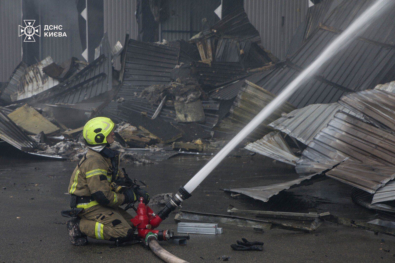 Россия атаковала Киев баллистикой: вспыхнули пожары, есть жертви, пострадали 13 человек. Фото