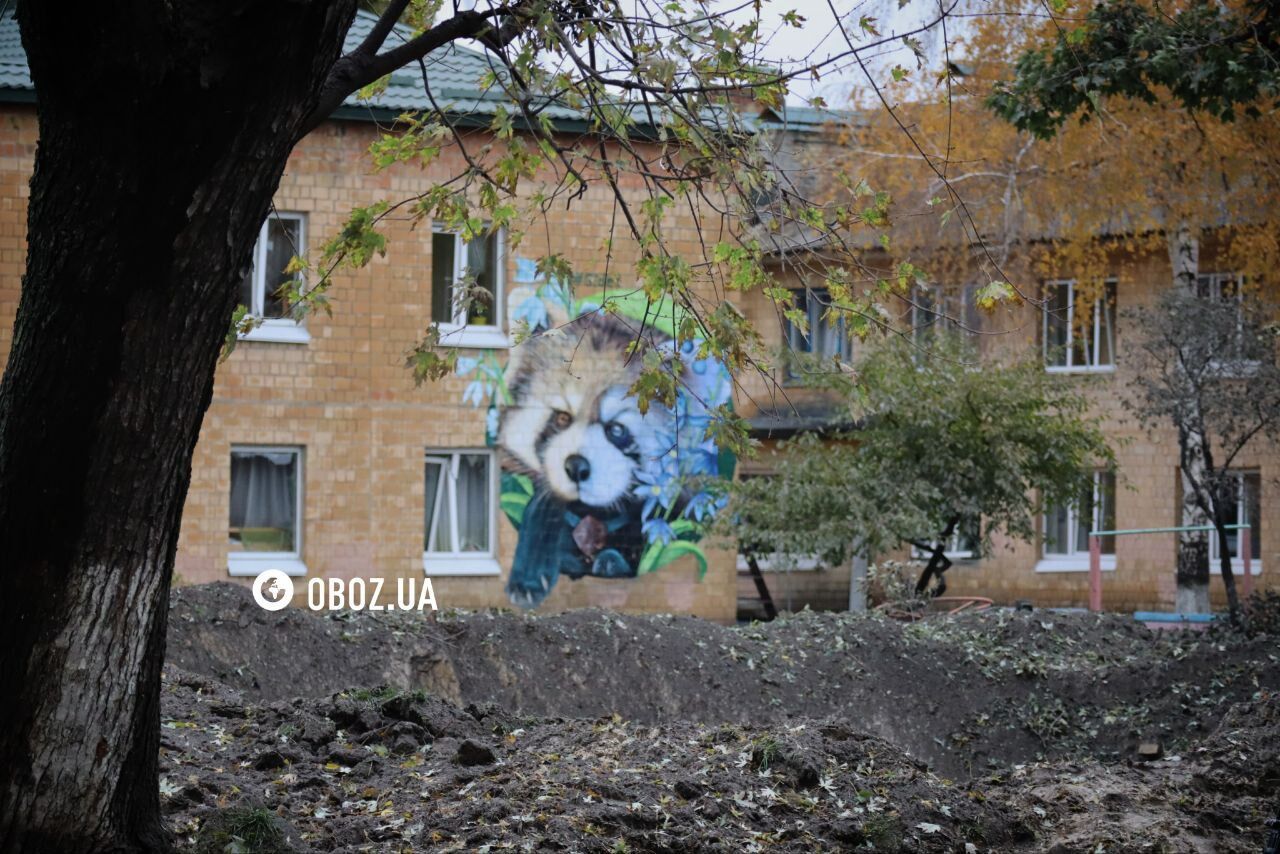 Величезна вирва біля дитсадка та пошкоджені будинки: наслідки атаки РФ у Дніпровському районі Києва. Фото та відео