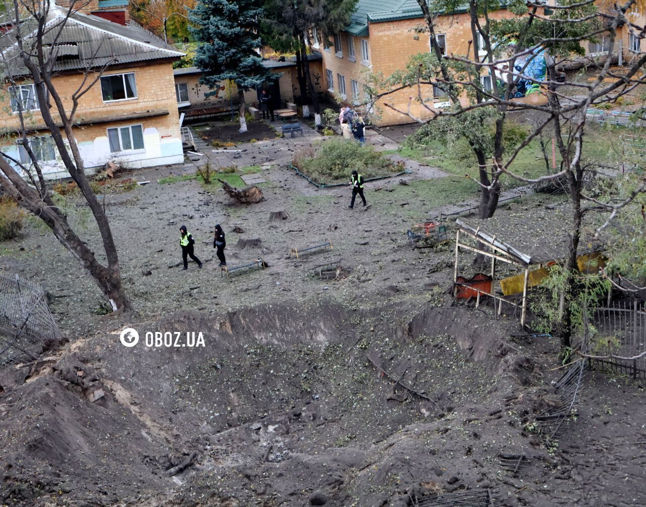 Величезна вирва біля дитсадка та пошкоджені будинки: наслідки атаки РФ у Дніпровському районі Києва. Фото та відео