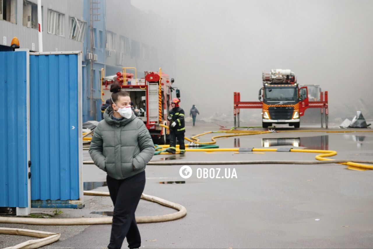 Потрощені будівлі, пожежі й дим: з'явились кадри наслідків терористичної атаки РФ на Троєщині. Фото та відео