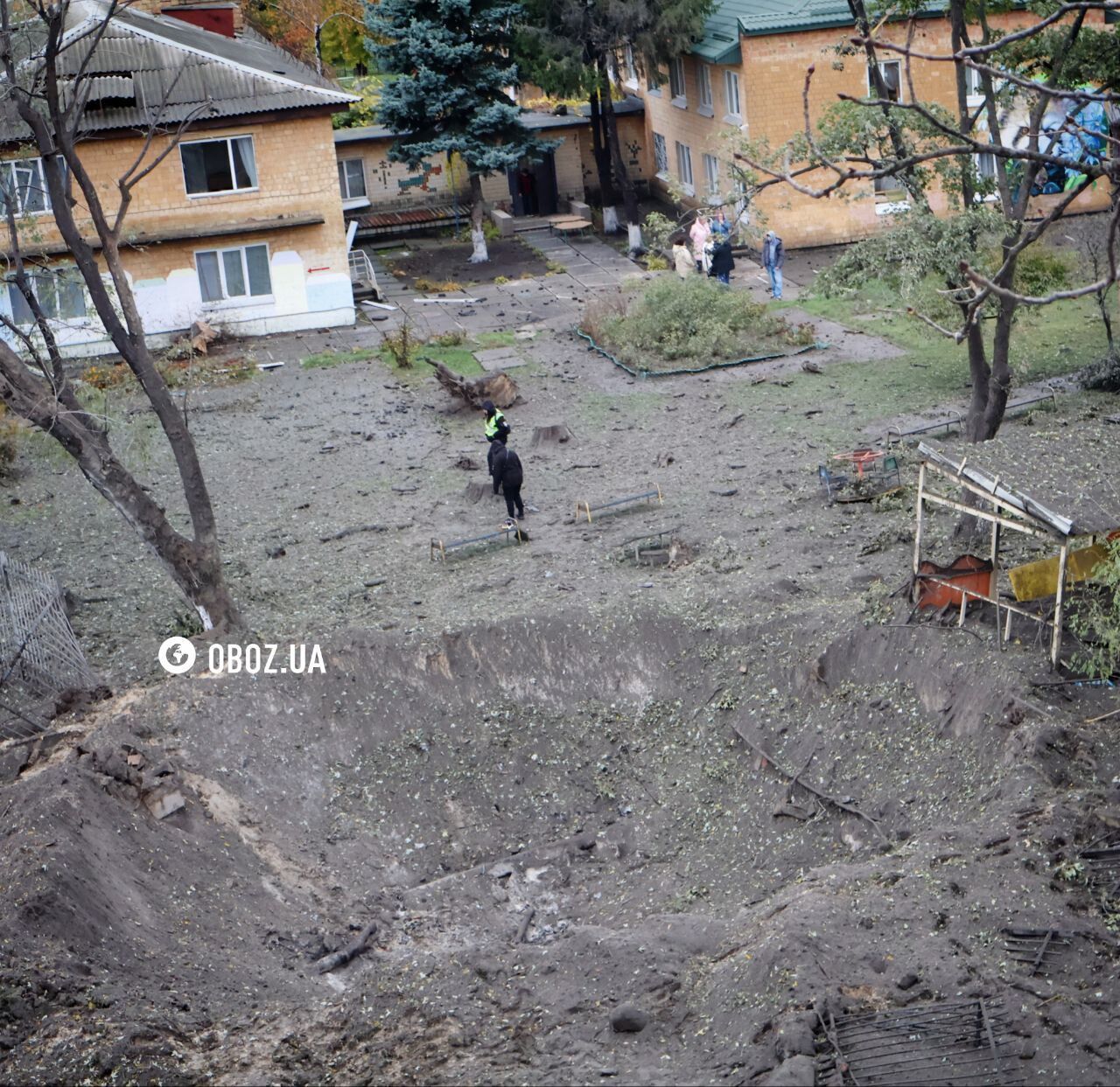 Величезна вирва біля дитсадка та пошкоджені будинки: наслідки атаки РФ у Дніпровському районі Києва. Фото та відео