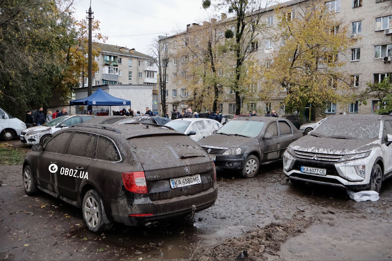 Величезна вирва біля дитсадка та пошкоджені будинки: наслідки атаки РФ у Дніпровському районі Києва. Фото та відео