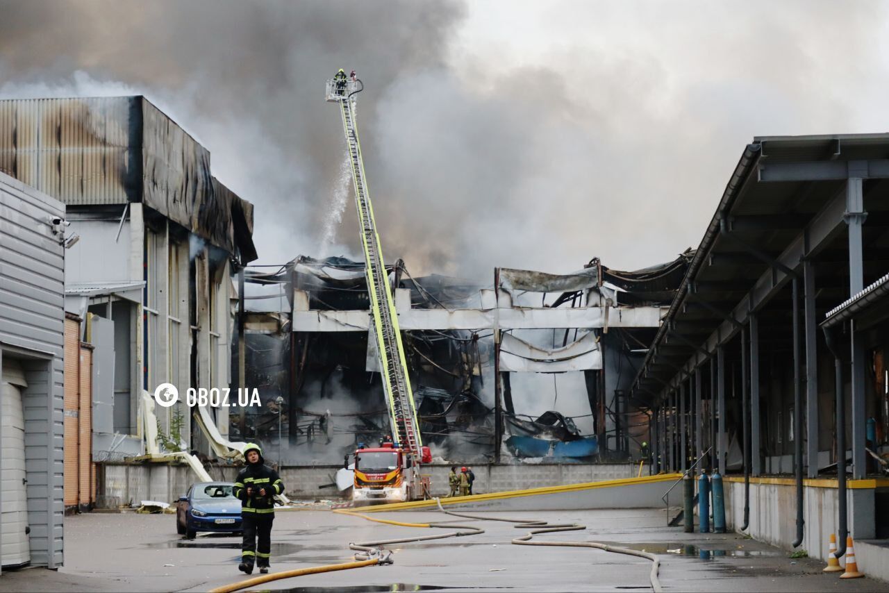 Потрощені будівлі, пожежі й дим: з'явились кадри наслідків терористичної атаки РФ на Троєщині. Фото та відео
