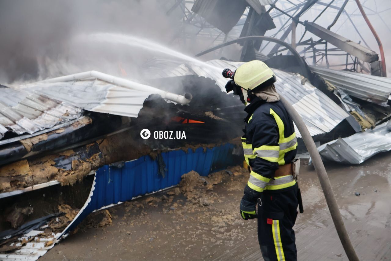 Потрощені будівлі, пожежі й дим: з'явились кадри наслідків терористичної атаки РФ на Троєщині. Фото та відео