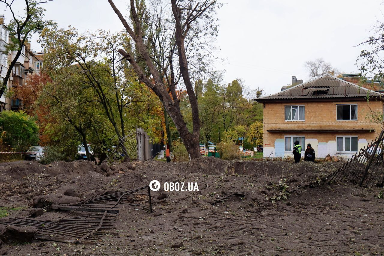 Величезна вирва біля дитсадка та пошкоджені будинки: наслідки атаки РФ у Дніпровському районі Києва. Фото та відео