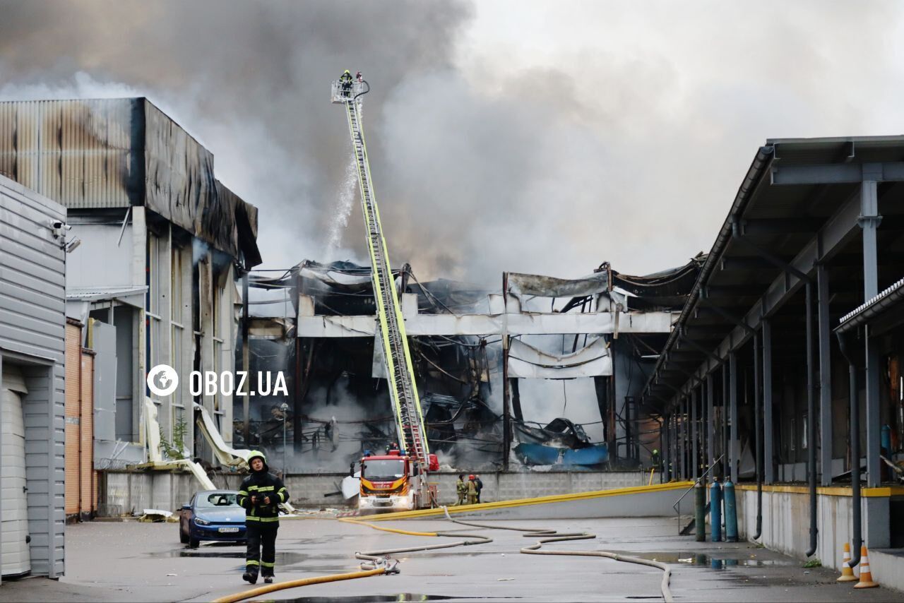 Потрощені будівлі, пожежі й дим: з'явились кадри наслідків терористичної атаки РФ на Троєщині. Фото та відео